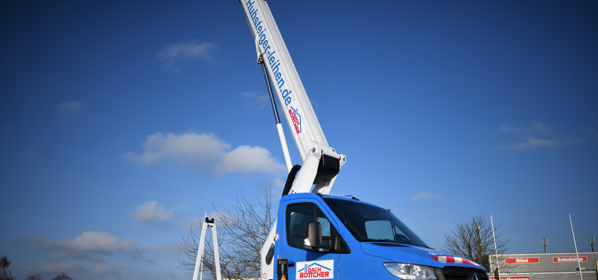 Hubsteiger leihen - Bild Hubsteiger mit DACH BÖTTCHER Logo