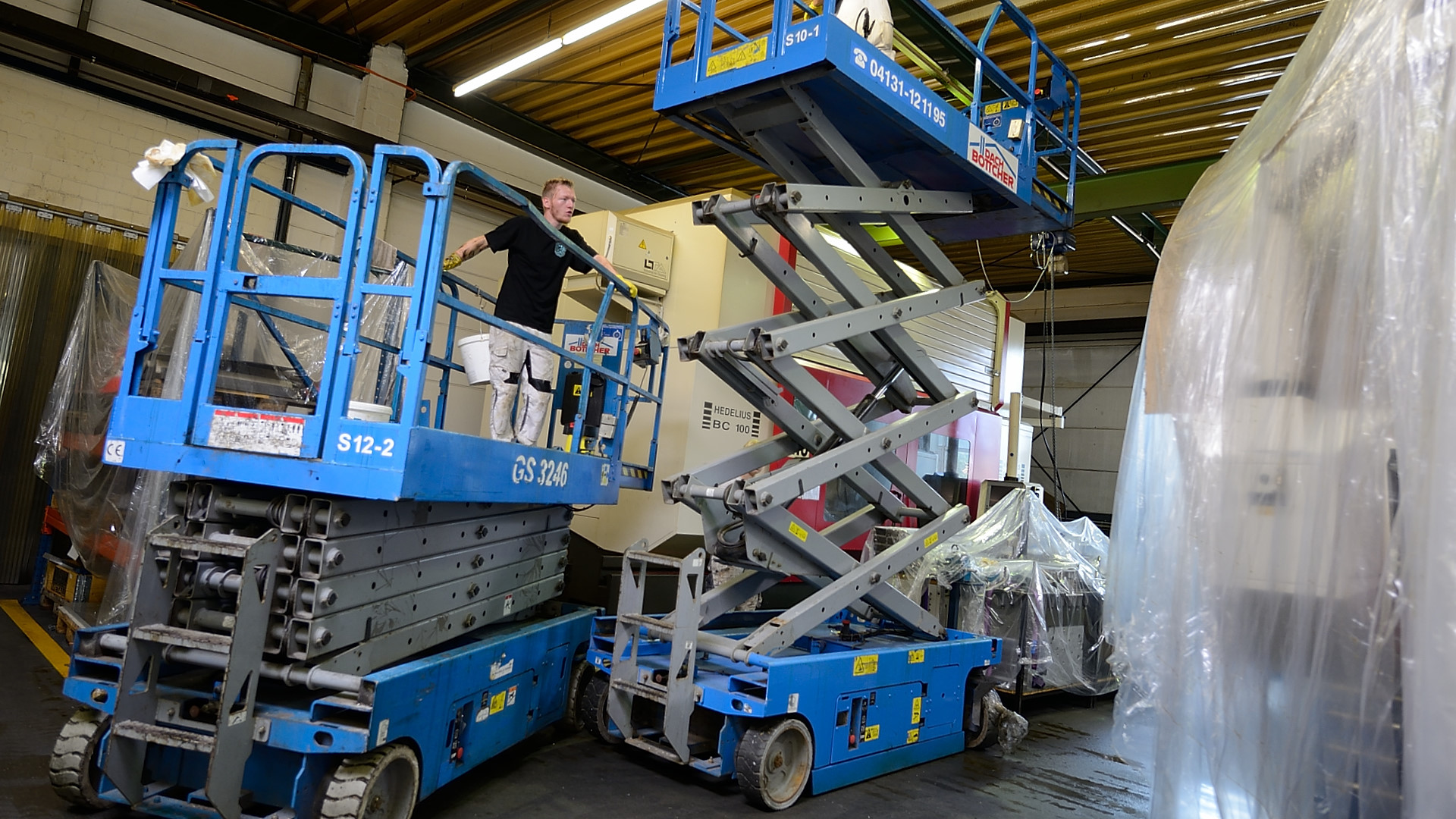 Spaß auf Scherenbühne mit DACH BÖTTCHER Logo